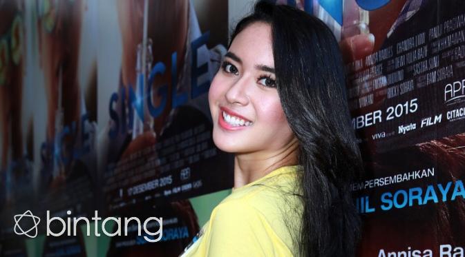 Elvira Devinamira ikut membintangi film Single yang disutradarai dan dimainkan oleh Raditya Dika. (Deki Prayoga/Bintang.com)