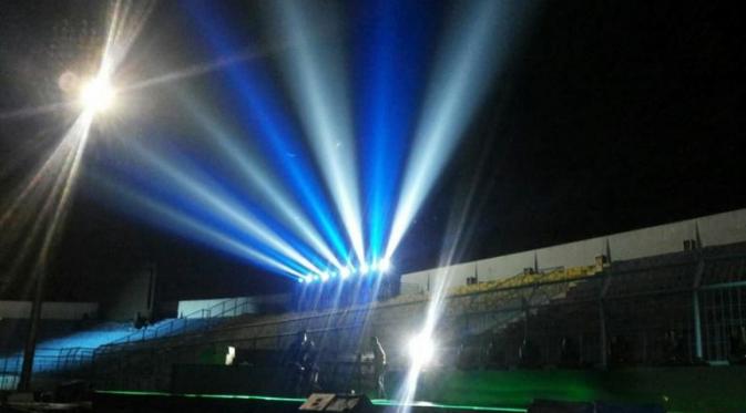 Stadion Kanjuruhan Malang pada H-1 pembukaan Piala Jenderal Sudirman, terlihat megah dengan hiasan laser. (Dok.Aremania)