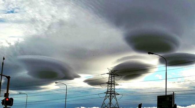 Fenomena awan UFO di atas Cape Town. (Sumber akun Facebok milik Derek Van Dam)