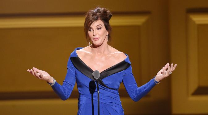 Caitlyn Jenner saat menyampaikan pidato di atas panggung acara penghargaan Glamour Women Of The Year di New York City, Senin (9/11/2015). (Larry Busacca/Getty Images untuk Glamour/AFP)