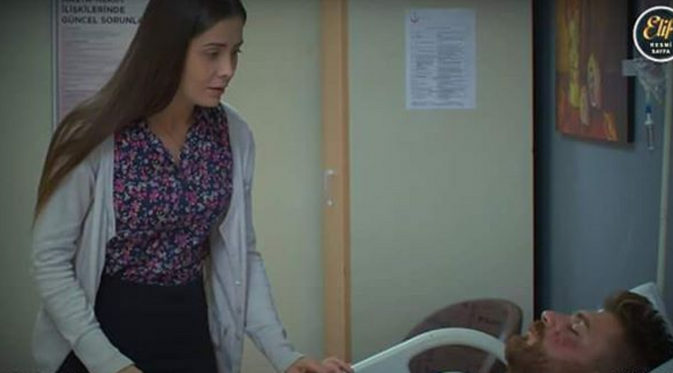 Melek yang panik saat mengetahui kakaknya, Melih, terkapar di rumah sakit dalam sebuah adegan di Serial Elif Season 2.