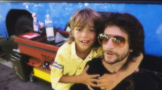 Valentino Rossi kecil memeluk ayahnya, yang juga merupakan seorang mantan pebalap motor kelas elite 500cc, Graziano Rossi.(Flickr)