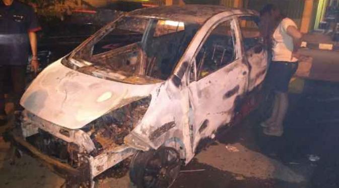 Mobil Aris Idol yang terbakar. (Bintang Pictures)