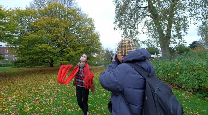 Michelle Ziudith tak mau melewatkan mengabadikan momen di salah satu taman di daerah Oxford. (foto: dok Screenplay Productions)