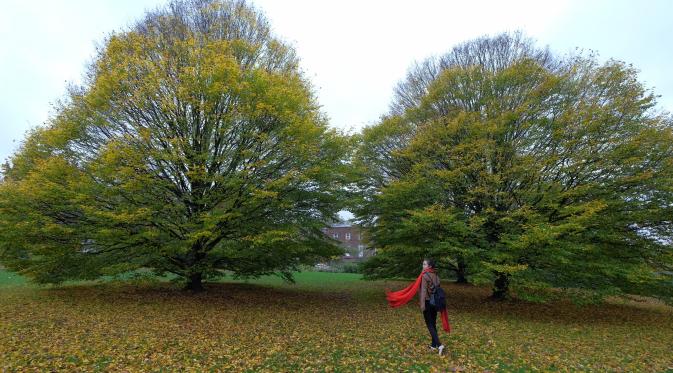 Michelle Ziudith tak mau melewatkan mengabadikan momen di salah satu taman di daerah Oxford. (foto: dok Screenplay Productions)