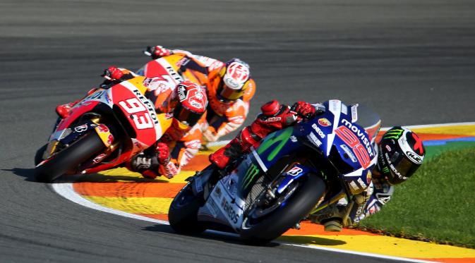 Aksi Pedrosa-Marquez Kawal Lorenzo di GP Valencia (Reuters)