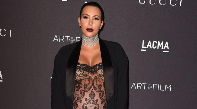 Kim Kadarshian, biar hamil tetap tampil seksi (sumber. Cosmopolitan.com)
