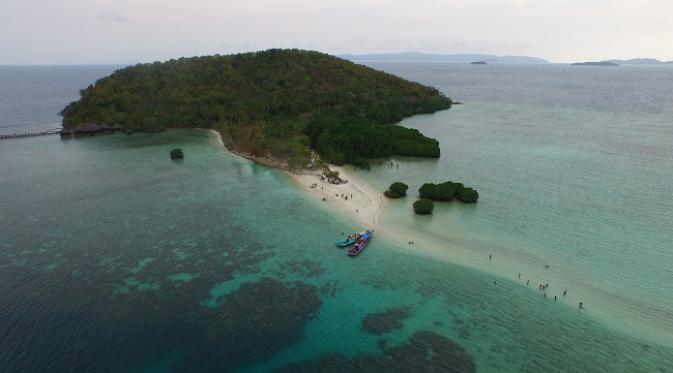 Pulau Pahawang kecil dilihat dari langit. Fotografer : Husni.