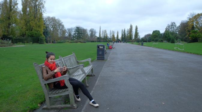 Michelle Ziudith sedang asyik dengan smartphone nya di sela syuting di London, Inggris. (dok. Screenplay)