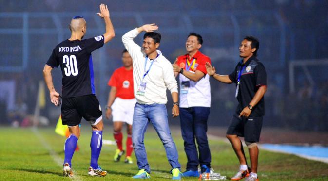 Kiko Insa lakukan selebrasi dengan pelatih caretaker Arema, Joko Susilo di pinggir lapangan (Rana Adwa/Liputan6.com)