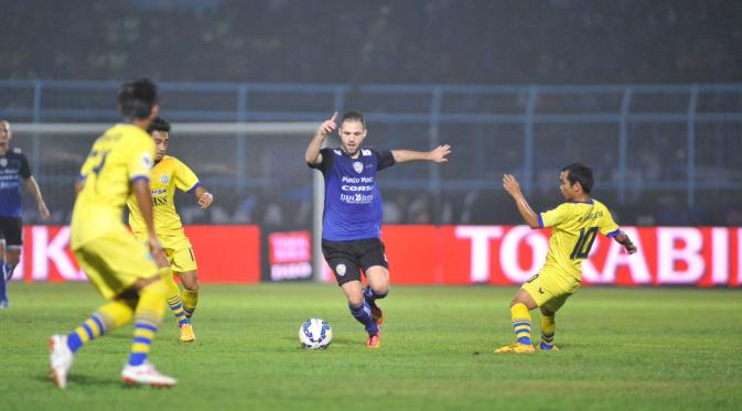 Aksi Toni Espinosa (tengah) pada laga Arema vs Persegres Gresik United (Rana Adwa/Liputan6.com)