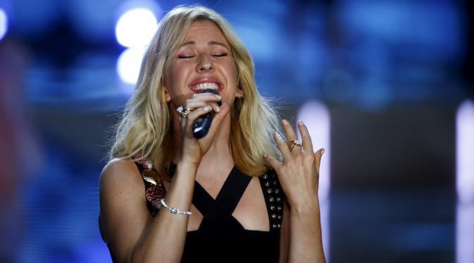 Ellie Goulding saat tampil menyanyikan sebuah lagu pada acara Victoria Secret Fashion Show, New York, Amerika Serikat, Selasa (10/11/2015). Wanita 28 tahun ini mulai dikenal saat membawakan Soundtrack film 