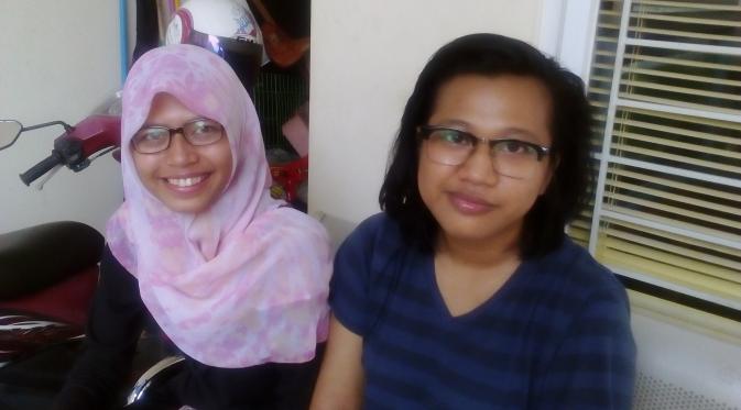 Sahabat mahasiswi UNJ Delea Nur Alvita, Risa (kiri) dan Febrian. (Putu Merta Surya Putra/Liputan6.com) 