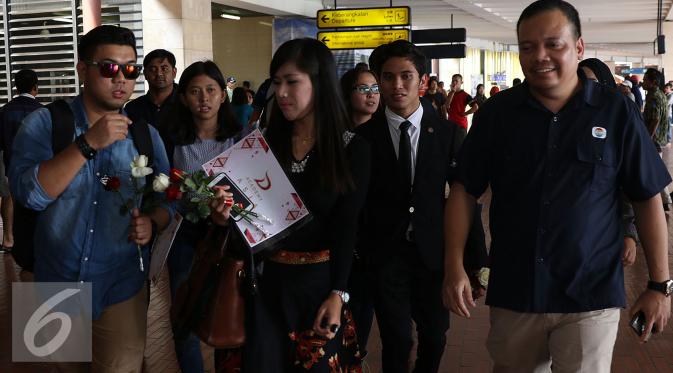 Perserta D'Academy Asia dari Brunei Darussalam tiba di Bandara Soekarno-Hatta. [Foto: Herman Zakaria/Liputan6.com]