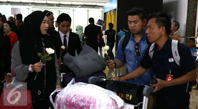 Perserta D'Academy Asia dari Brunei Darussalam tiba di Bandara Soekarno-Hatta. [Foto: Herman Zakaria/Liputan6.com]