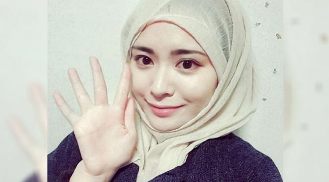 Ayana Moon, perempuan asal Korea ini tiba-tiba menarik perhatian para onliner karena paras cantik nan imutnya.