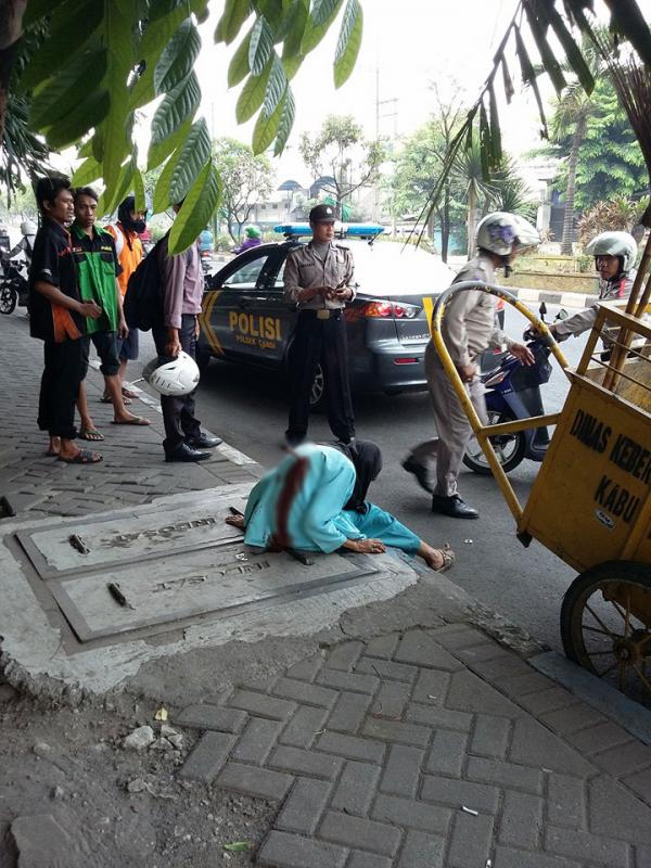 Seorang nenek di Jawa Timur jadi korban tikaman, darah mengalir deras dari punggungnya | Via: facebook.com/Doni Prasetya Kyoichi