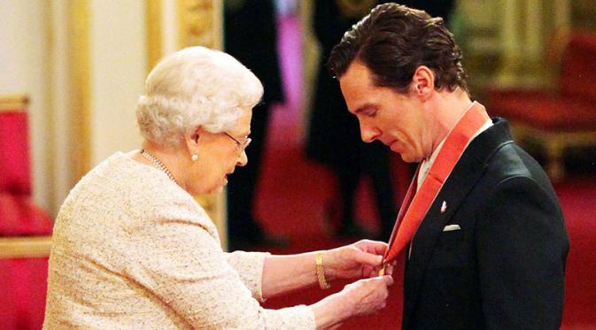 Ratu Elizabeth II mengalungkan medali kepada Benedict Cumberbatch (Vogue.com)