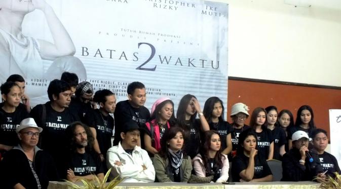 Para pemain dan kru film 2 Batas Waktu. (dok. Tu7uh Rumah Produksi )