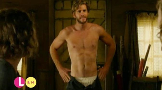 Liam Hemsworth dalam adegan `The Dressmaker` melucuti bajunya sendiri di depan Kate Winslet (sumber foto: Mirror.co.uk)