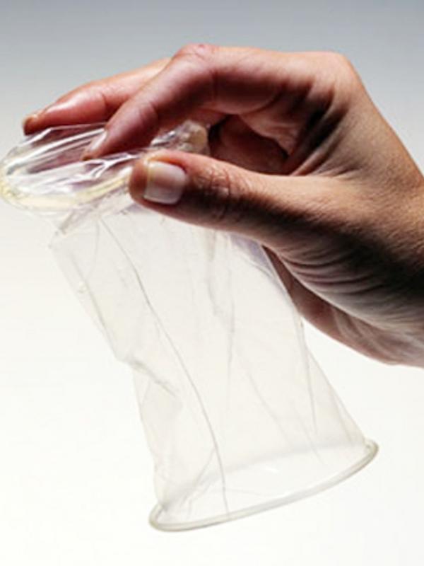 Pakai kondom wanita. (Via: health.com)