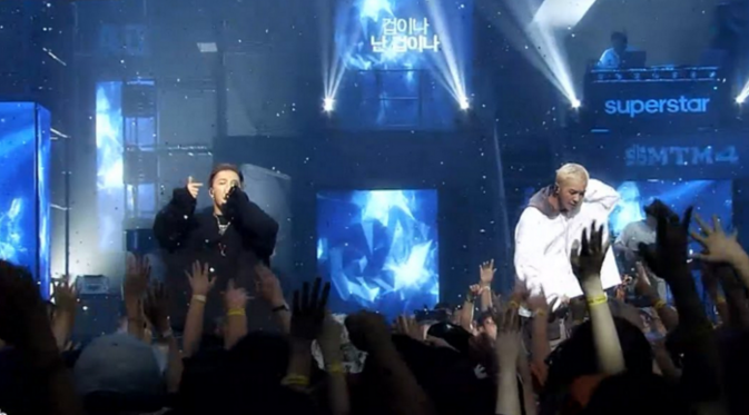 Taeyang `Big Bang` dan Mino `WINNER` saat menyanyikan lagu Fear dalam ajang unjuk bakat Show Me the Money