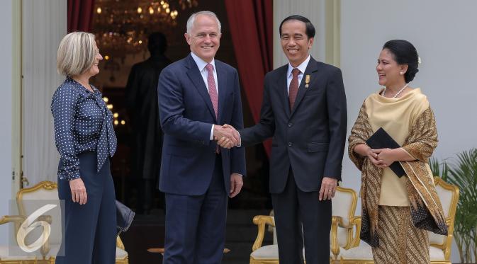 Presiden Jokowi berjabat tangan dengan PM Australia Malcolm Turnbull usai berbincang di Istana Merdeka, Jakarta, Kamis (12/11). Ini adalah kunjungan perdana Turnbull usai terpilih menjadi PM Australia pada 14 September 2015. (Liputan6.com/Faizal Fanani)