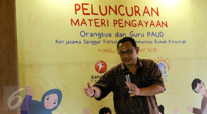 Penggiat peran Ayah, Irwan Rinaldi memberikan seminar singkat kepada para ayah saat peluncuran materi pengayaan orangtua dan guru PAUD di Lebak Bulus, Jakarta, Kamis (12/11/2015). (Liputan6.com/Yoppy Renato)