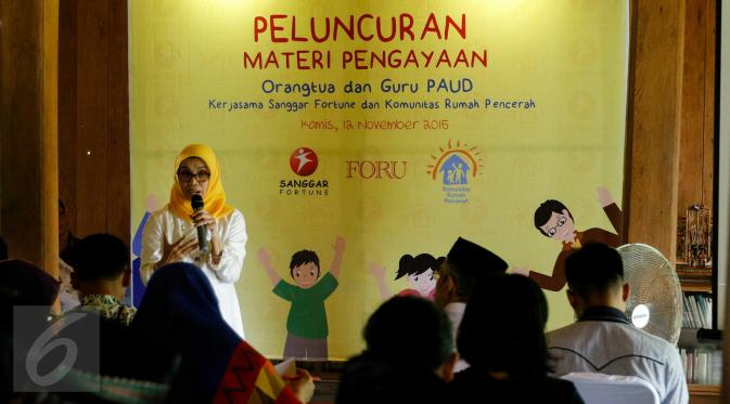 Parenting Komunitas Pencerah Rumah, Nurbaiti Rachmam memberikan materi kepada para orangtua yang hadir dalam acara peluncuran materi pengayaan orangtua dan guru PAUD, Jakarta, Kamis (12/11/2015). (Liputan6.com/Yoppy Renato)