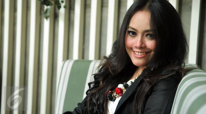 Dina Jazz, salah satu personil grup dangdut Duo Sabun Colek, Jakarta, Kamis (12/11/2015). Dina kini berniat benyanyi solo dan siap meluncurkan single terbarunya. (Liputan6.com/Panji Diksana)