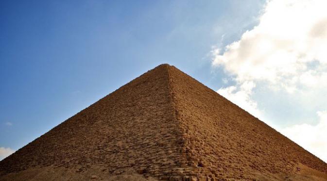 Piramida Merah. (foto: Amusing Planet/Giampaolo Macorig)