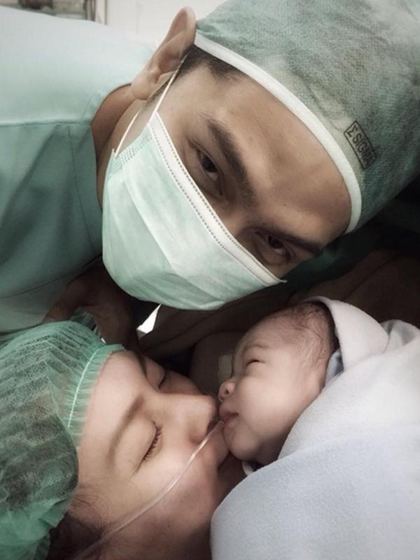 Adi Nugroho memperlihatkan suasana harunya sesaat setelah kelahiran anak pertamanya. (foto: instagram.com/adinugroho_st)
