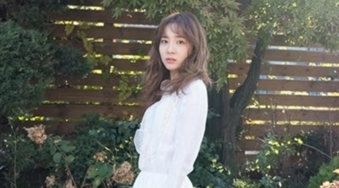 Sandara Park atau Dara, personel 2NE1 yang cantik seperti peri di musim panas [foto: YG Entertainment]