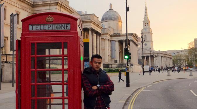 Pose Dion Wiyoko di London, Inggris. (dok. Screenplay)