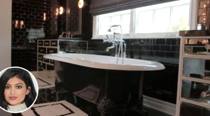 Kylie Jenner memilih nuansa gelap untuk kamar mandinya. (Foto: Facebook/Architecture&Design)