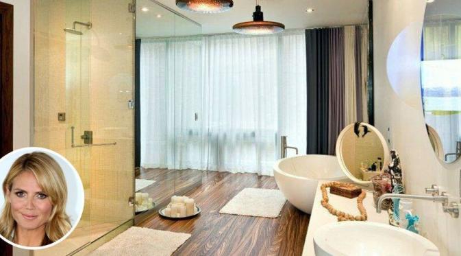 Kamar mandi Heidi Klum dipenuhi cermin. (Foto: Facebook/Architecture&Design)