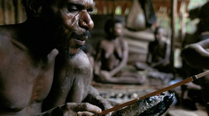 Suku Korowai beraktivitas di dalam rumah pohon, Papua Barat. | via: George Steinmetz