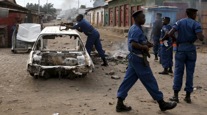 Petugas polisi saat menghadang para unjuk rasa petugas di Bujumbura, Burundi, (26/5/2015). Kerusuhan dipicu protes terhadap Presiden Burundi Pierre Nkurunziza untuk upayanya menambah masa jabatan. (REUTERS/Goran Tomasevic)