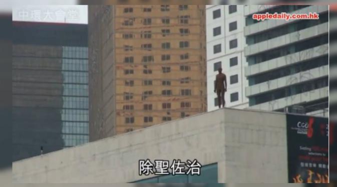 Polisi yang mendapatkan laporan ini datang ke lokasi dan tidak mengetahui tentang karya instalasi tersebut. (Hong Kong Free Press)