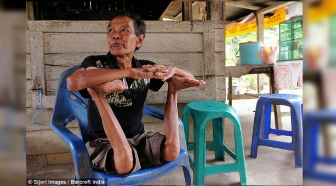 Mbah Bejan, asal Kalimantan Utara membuat heboh dunia. (Daily Mail)