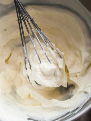  mascarpone cheese yang sudah dicampurkan dengan heavy whipping cream| via: tasteofyummy.com