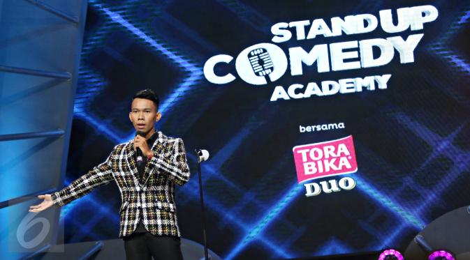 Komika Mas Cemen tampil menghibur penonton dalam acara Grand Final Stand Up Comedy 2015 di Studio Indosiar, Jakarta, (13/11/2015). Mas Cemen, Ephy, dan Musdalifah menjadi Grand Finalis Stand Up Comedy 2015. (Liputan6.com/Immanuel Antonius)