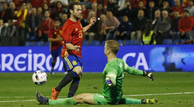 Penjaga gawang Inggris, Joe Hart, menghalau bola dari pemain Spanyol, Juan Mata, pada laga persahabatan di Stadion Jose Rico Perez, Spanyol, Sabtu (14/11/2015) dini hari WIB. Inggris kalah 0-2. (Reuters/Sergio Perez)