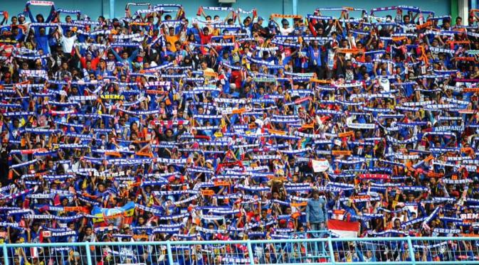 Aksi Aremania di Stadion Kanjuruhan (Rana Adwa/Liputan6.com)