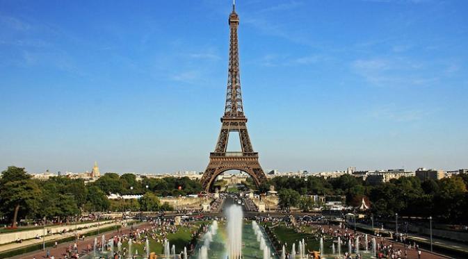 Menara Eiffel (sumber. touropia.com)