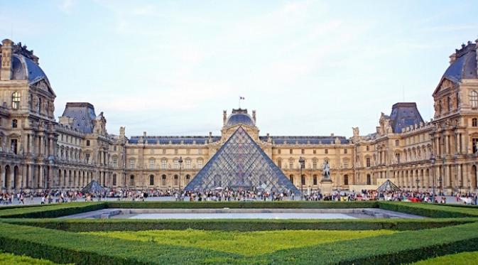 Museum Louvre (sumber. touropia.com)