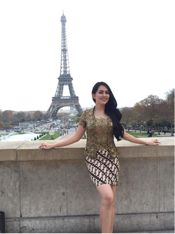 Kartika Putri berpose dengan latar belakang menara Eifel, Paris Perancis. (Bintang Pictures)