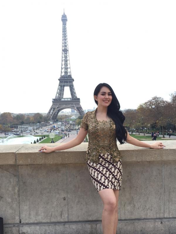 Kartika Putri berpose dengan latar belakang menara Eifel, Paris Perancis. (Bintang Pictures)