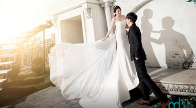 Makin mendekati hari sakral, Dongho `UKISS` melakkan foto prewedding bersama calon istrinya.