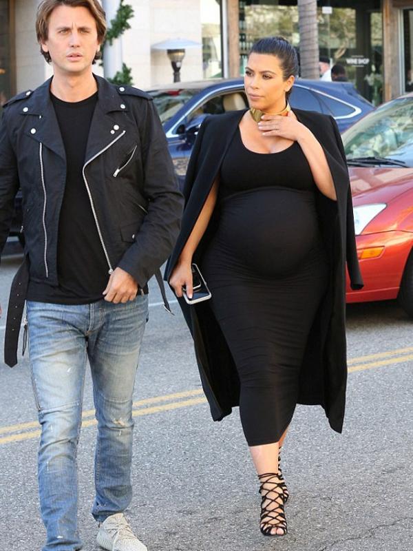 Kim Kardashian dan Jonathan Cheban (via dailymail.co.uk)